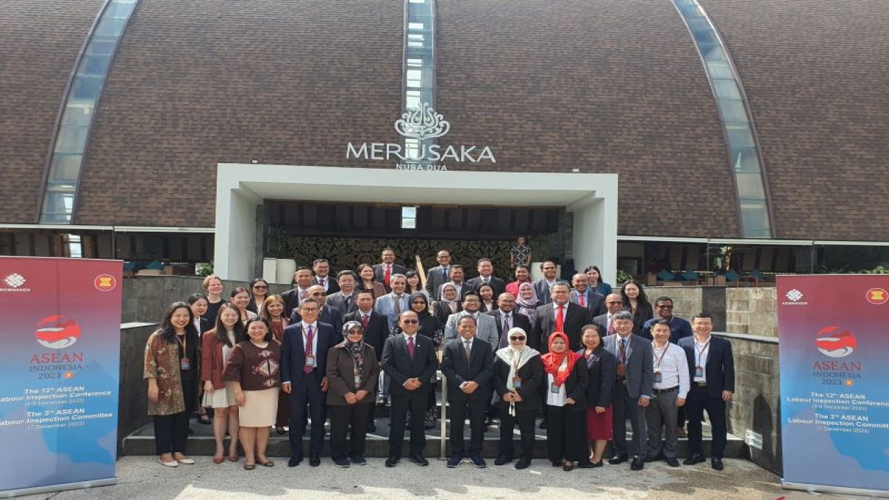 Peserta konferensi Pengawasan Ketenagakerjaan ASEAN ke-12 (The 12th ASEAN Labour Inspection Conference) berpose bersama di sela-sela pertemuan di Nusa Dua, Badung, Bali, Selasa (5/12/2023). ANTARA/Rolandus Nampu