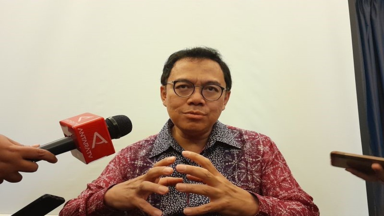 Direktur Pencegahan dan Pengendalian Penyakit Menular Kementerian Kesehatan Imran Pambudi ditemui usai acara "Bincang akhir tahun Ngobras dan Kemenkes tentang info kesehatan terkini" di Jakarta, Selasa (19/12/2023). (ANTARA/Lintang Budiyanti Prameswari)