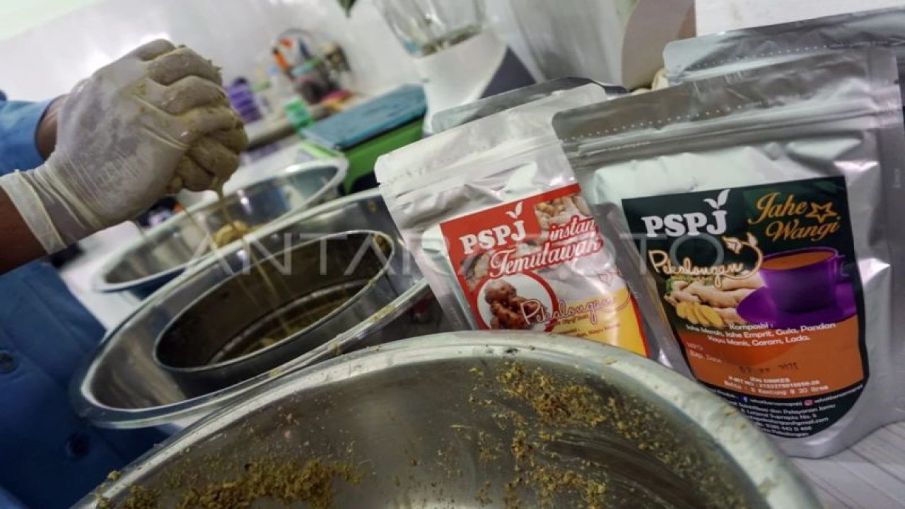 Pekerja memproduksi bubuk rempah olahan di Pusat Saintifikasi dan Pelayanan Jamu (PSPJ) Pekalongan, Jawa Tengah, Senin (6/7/2020). Kementerian Kesehatan (Kemenkes) RI mendorong pengembangan obat herbal dan fitofarmaka sebagai langkah pengembangan kemandirian farmasi dan transformasi sistem kesehatan di Indonesia. (ANTARA FOTO/Harviyan Perdana Putra/wsj.)
