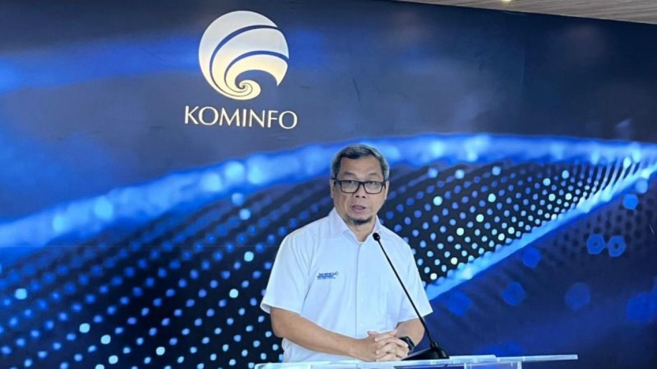 Direktur Jenderal Informasi dan Komunikasi Publik Kemenkominfo Usman Kansong dalam jumpa pers peluncuran buku elektronik Pemiludamaipedia di Kementerian kominfo, Jakarta, Senin (4/12/2023) (ANTARA/Fathur Rochman)