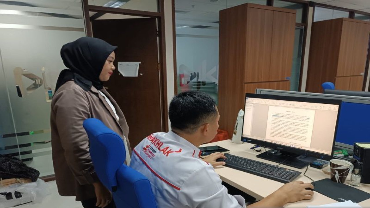 Pelaksana Subbidang Kekayaan Intelektual Kanwil Kemenkumham Sulteng Riny saat mendaftarkan hasil alam Sulteng di Direktorat Jenderal Kekayaan Intelektual (DJKI) di Jakarta, Kamis (14/12/2023). (ANTARA/HO-Humas Kemenkumham Sulteng)