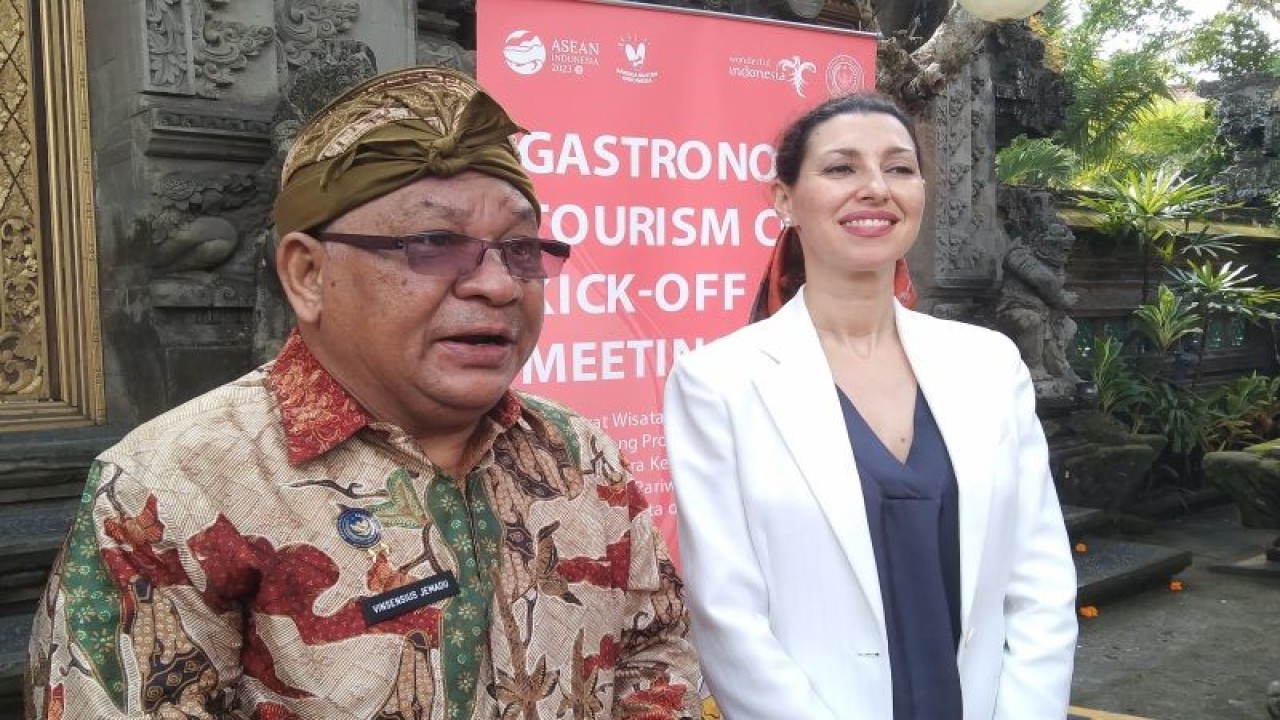 Deputi Bidang Produk Wisata dan Penyelenggara Kegiatan Kemenparekraf Vinsensius Jemadu (kiri) bersama perwakilan UNWTO Patricia Carmona diwawancarai awak media di Ubud, Kabupaten Gianyar, Bali, Kamis (14/12/2023) ANTARA/Dewa Ketut Sudiarta Wiguna