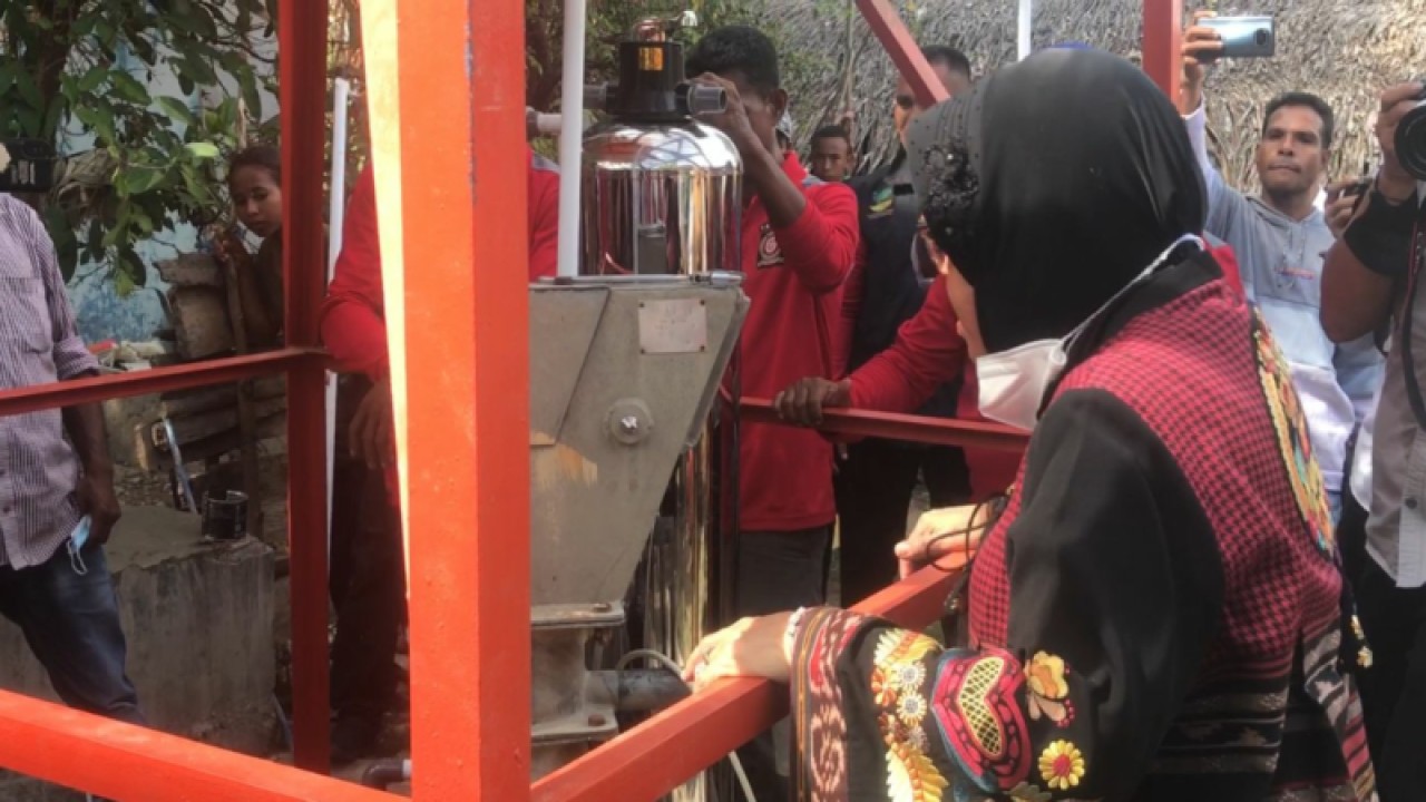 Menteri Sosial Tri Rismaharini sat meninjau intalasi air di di Jalan Betun, Perbatasan Desa Alas Selatan, Kecamatan Kobalima Timur, Kabupaten Malaka, Nusa Tenggara Timur, Senin (18/12/2023). (ANTARA/Devi Nindy).