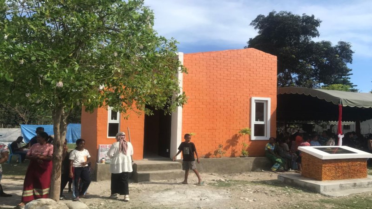 Rumah sederhana terpadu bagi warga yang kehilangan tempat tinggal akibat Badai Seroja pada 2021 di Perbatasan Desa Alas Selatan, Kecamatan Kobalima Timur, Kabupaten Malaka, Provinsi Nusa Tenggara Timur, Senin (18/12/2023). (ANTARA/Devi Nindy)