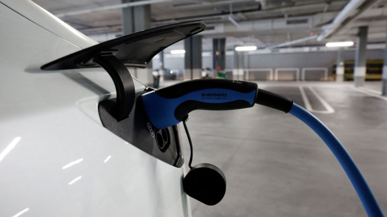 Ilustrasi. Kendaraan listrik sedang melakukan pengisian daya. (Reuters)