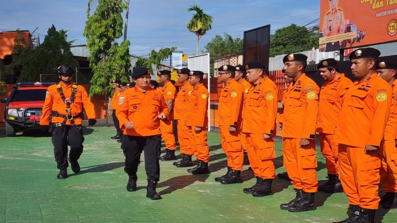 Kepala Basarnas Kendari Muhammad Arafah saat mengecek kesiapan personel. (Antara/HO-Basarnas Kendari)