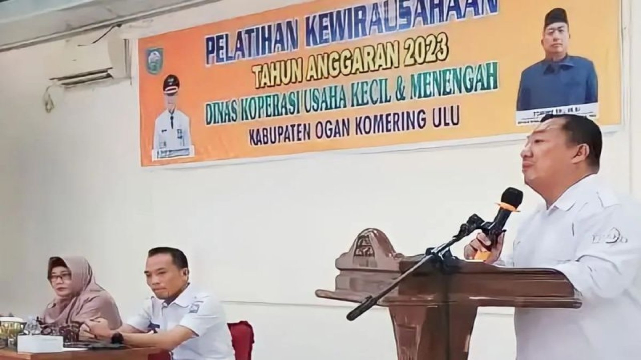Kepala Dinas Koperasi OKU dan UKM OKU Tommy dalam pelatihan kuliner bagi UMKM. (ANTARA/Edo Purmana/23)
