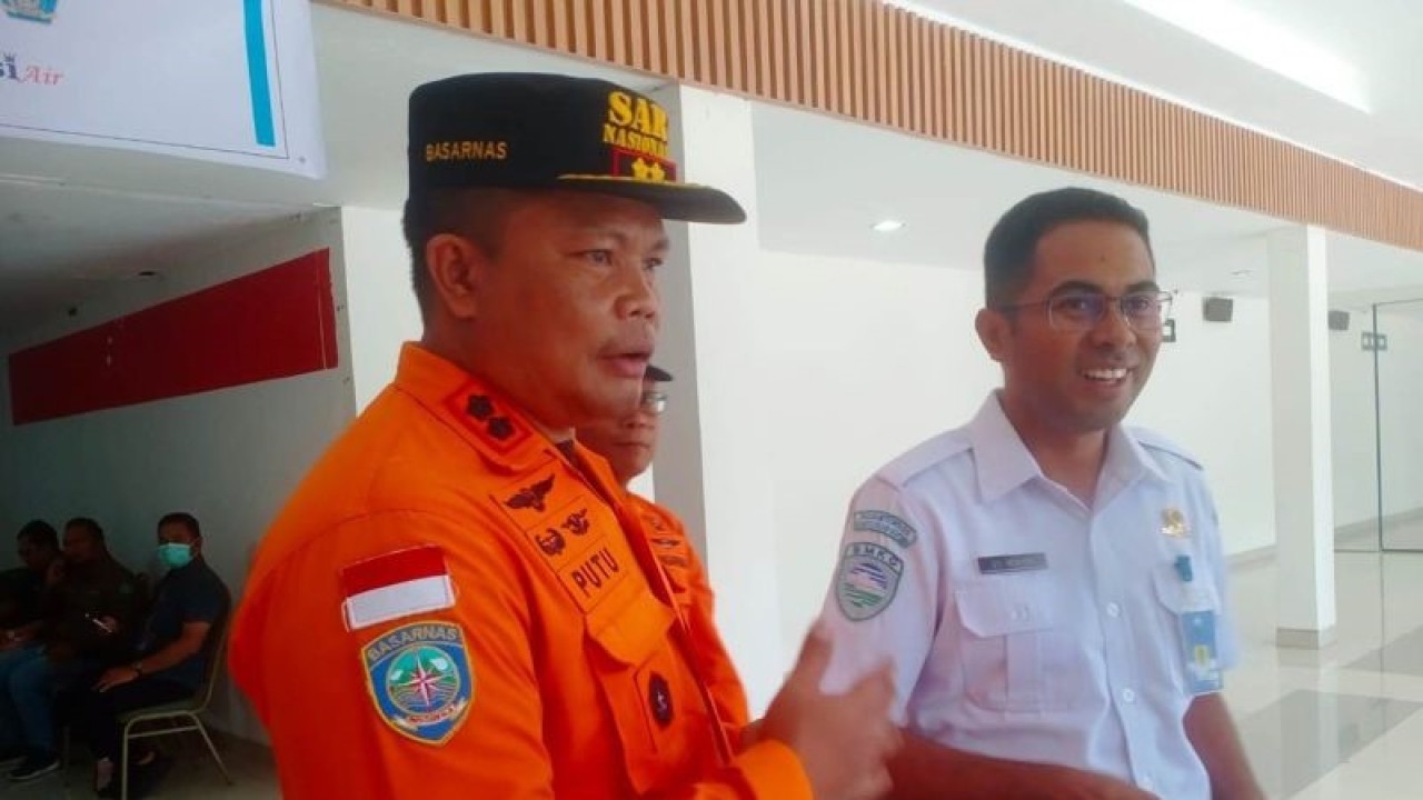 Kepala Kantor Basarnas Kupang  I Putu Sudayana (kiri) ditemui di Bandara El Tari Kupang, Selasa (19/12/2023). ANTARA/Kornelis Kaha