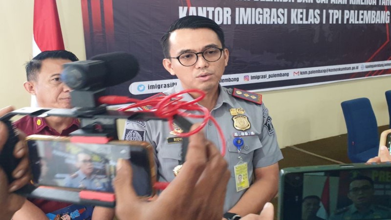 Kepala Kantor Imigrasi Kelas I TPI Palembang Mohammad Ridwan. (ANTARA/Yudi Abdullah/23)
