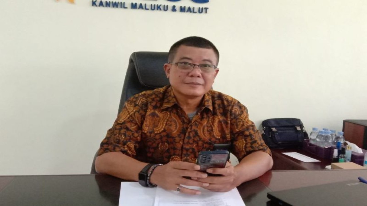 Kepala Perum Bulog Maluku dan Maluku Utara Chaerul Mazhar (Antara/John Soplanit)