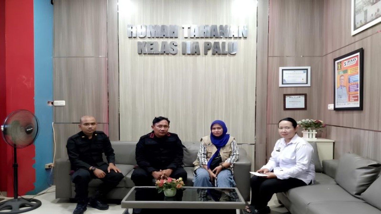 Kepala Rutan Palu Yansen menerima kunjungan dari Dinsos Kota Palu, Kamis (21/12/2023). (ANTARA/HO-Dokumentasi Rutan Palu)