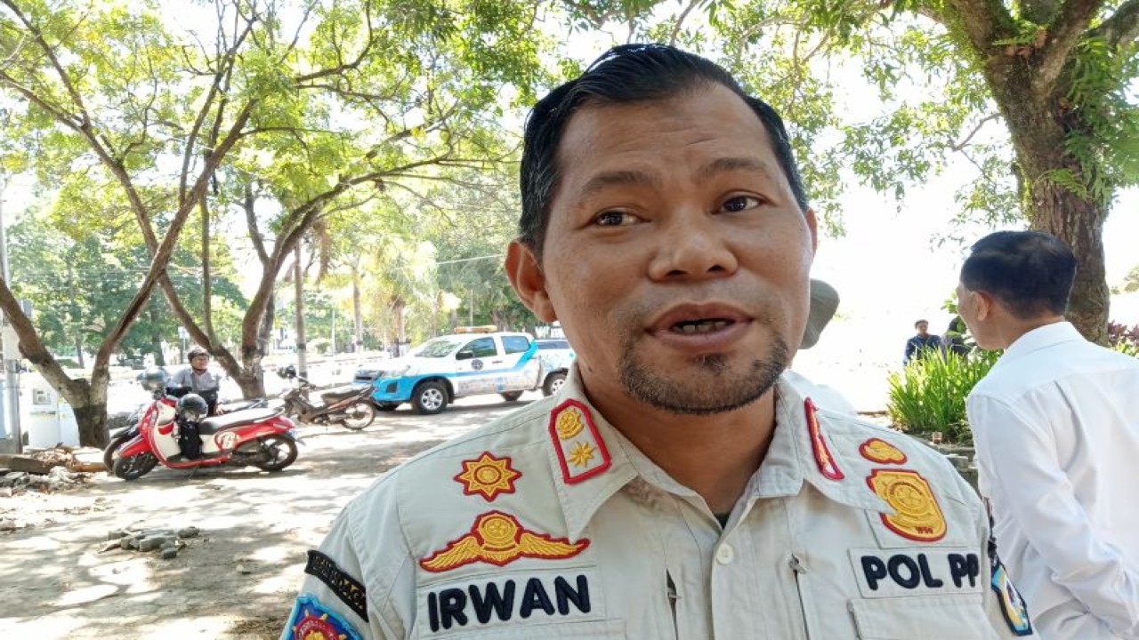 Kepala Satuan Polisi Pamong Praja Kota Mataram Irwan Rahadi. (ANTARA/Nirkomala)