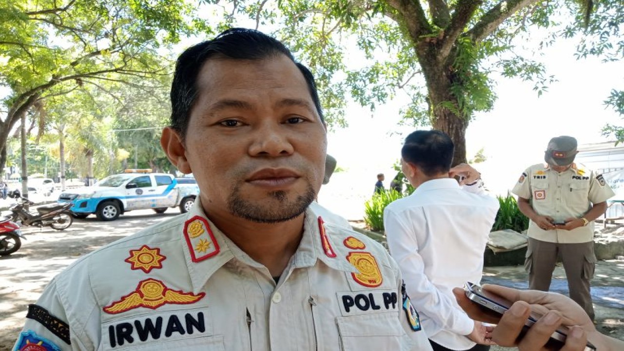 Kepala Satuan Polisi Pamong Praja (Satpol PP) Kota Mataram Irwan Rahadi. (ANTARA/Nirkomala)