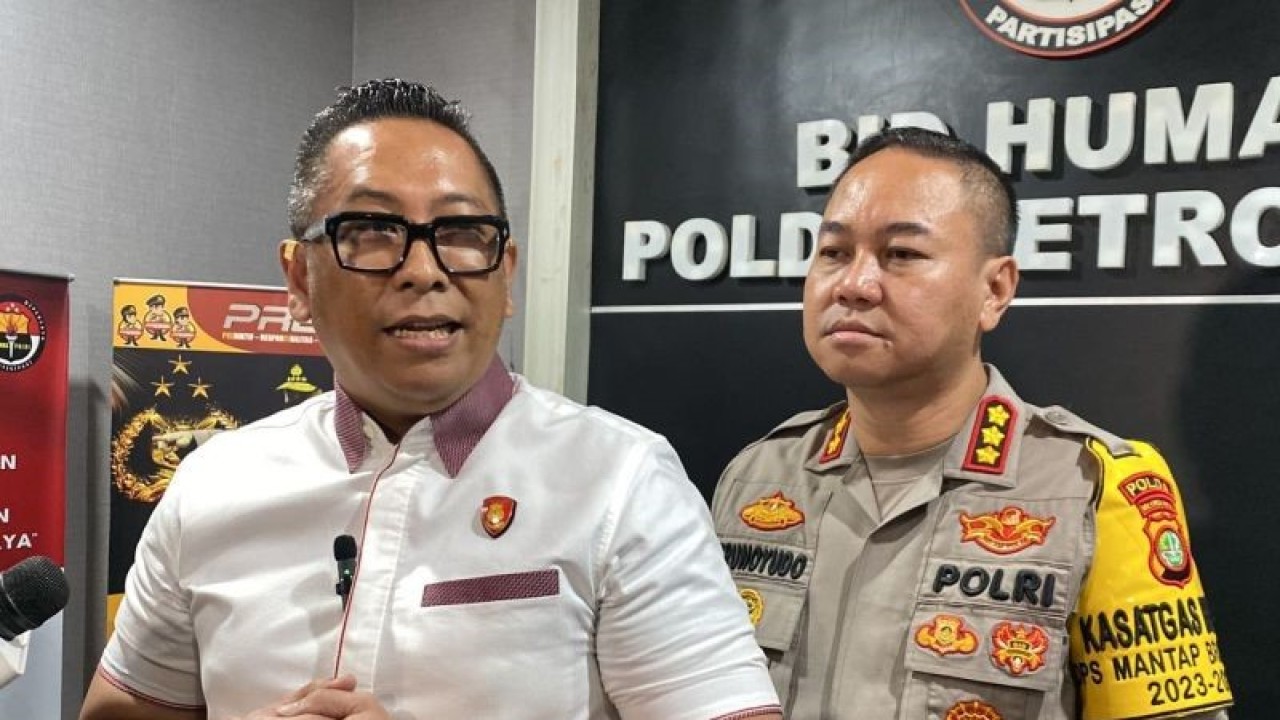 Kepala Bidang Hukum Polda Metro Jaya, Kombes Pol Putu Putera Sadana (kiri) saat ditemui di Polda Metro Jaya, Senin (18/12/2023). ANTARA/Ilham Kausar