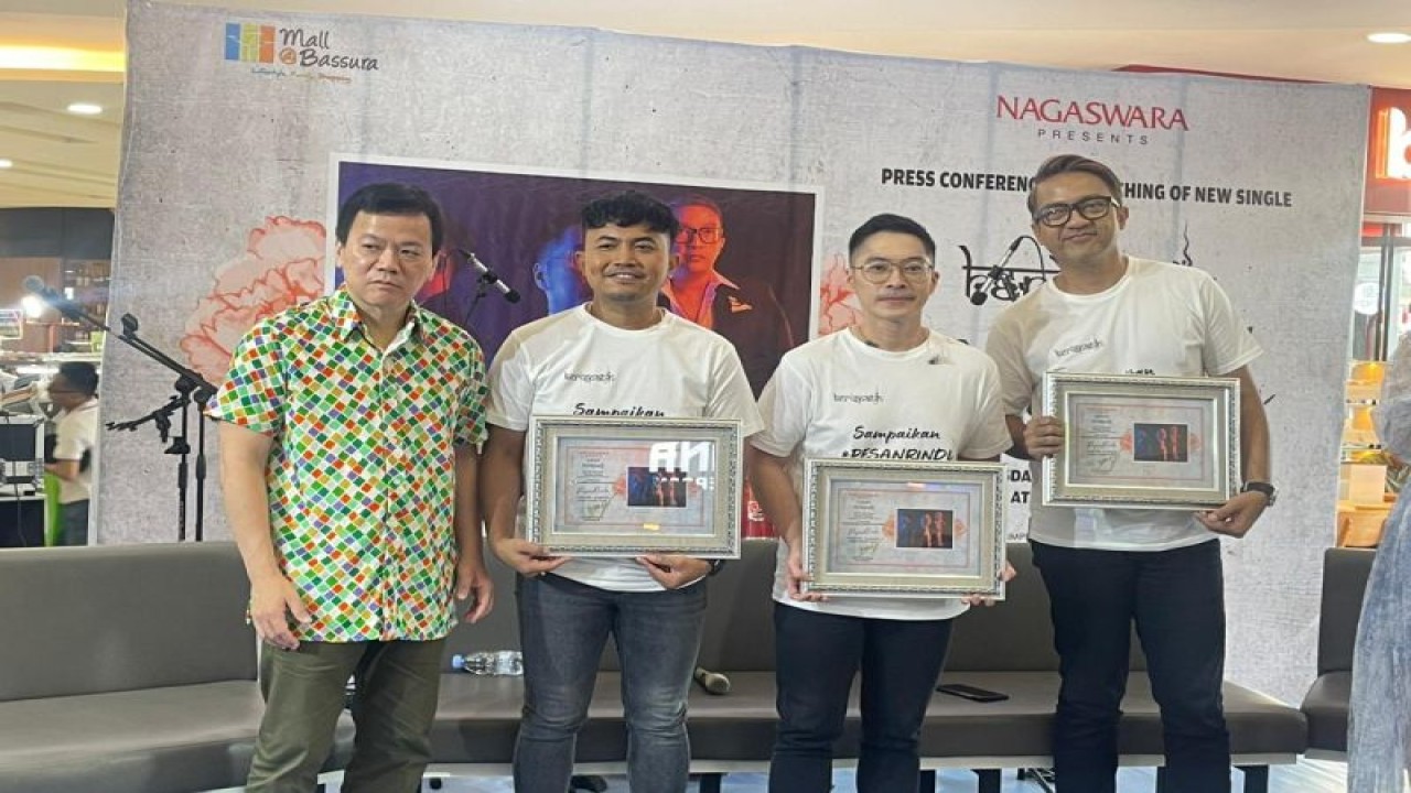 CEO Nagaswara Music Publishing & Entertainment Rahayu Kertawiguna (paling kiri) dan anggota grup band Kerispatih saat meluncurkan single terbaru mereka "Pesan Rindu" di Jakarta Timur, Kamis (21/12) kemarin. (ANTARA/HO-Nagaswara)