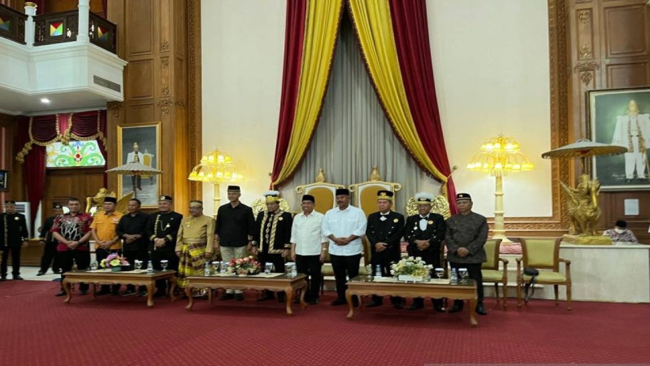 Capres RI Ganjar Pranowo bersama Juru Bicara Kesultanan Kutai Kartanegara ing Martadipura Pangeran Notonegoro di Gedung Kesultanan Kutai Kartanegara Ing Martadipura di Jalan Monumen Timur, Tenggarong, Kalimantan Timur, Rabu (6/12/2023). (ANTARA/Narda Margaretha Sinambela)