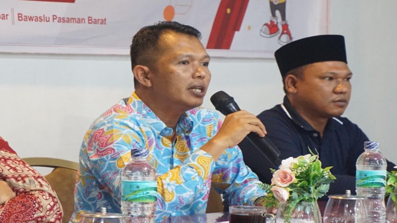 Ketua Bawaslu Pasaman Barat Wanhar. Antara/Altas Maulana.