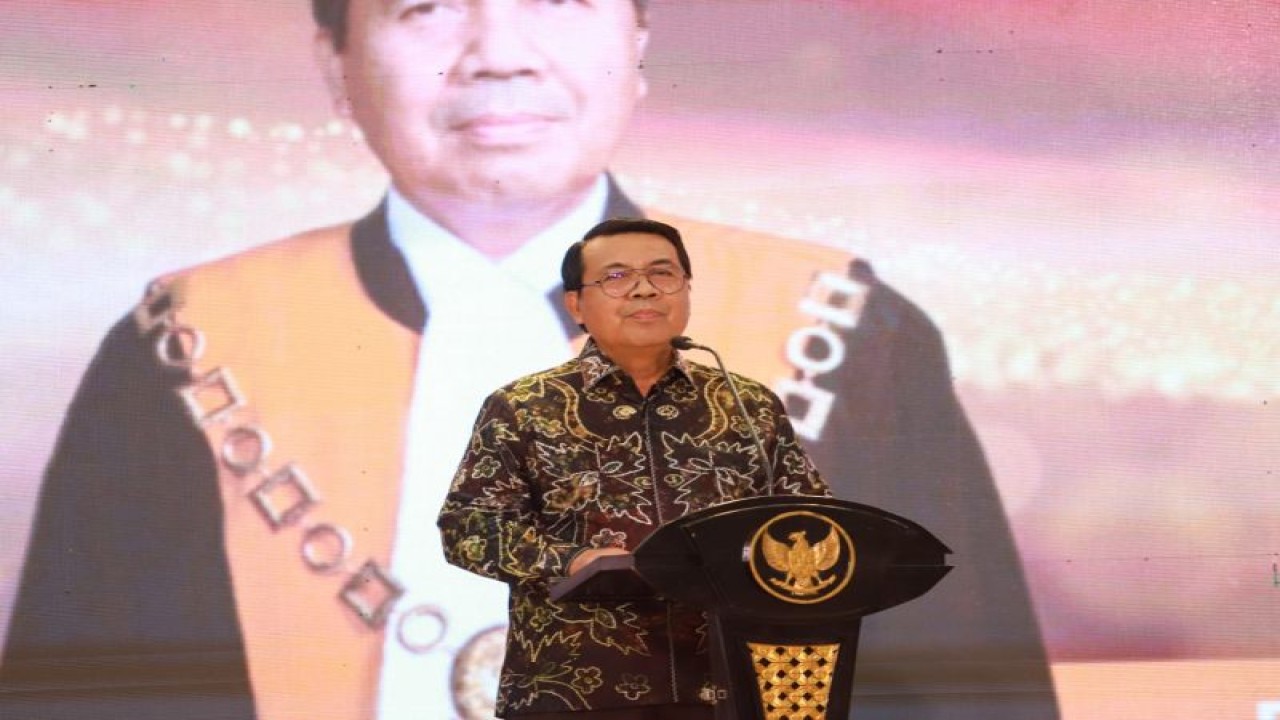 Ketua MA Muhammad Syarifuddin saat memberikan sambutan dalam pemberian piagam penghargaan dan Piala Abhinaya Upangga Wisesa di Pendapa Wahyawibawagraha Jember, Senin (11/12/2023). (ANTARA/HO-Diskominfo Jember)