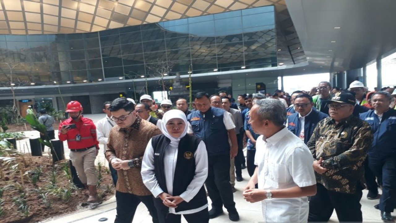 Gubernur Jawa Timur Khofifah Indar Parawansa meninjau Bandara Internasional Dhoho di Kabupaten Kediri, Jawa Timur, Jumat (1/12/2023).Bandara ini direncanakan tidak lama lagi beroperasi. ANTARA/ Asmaul