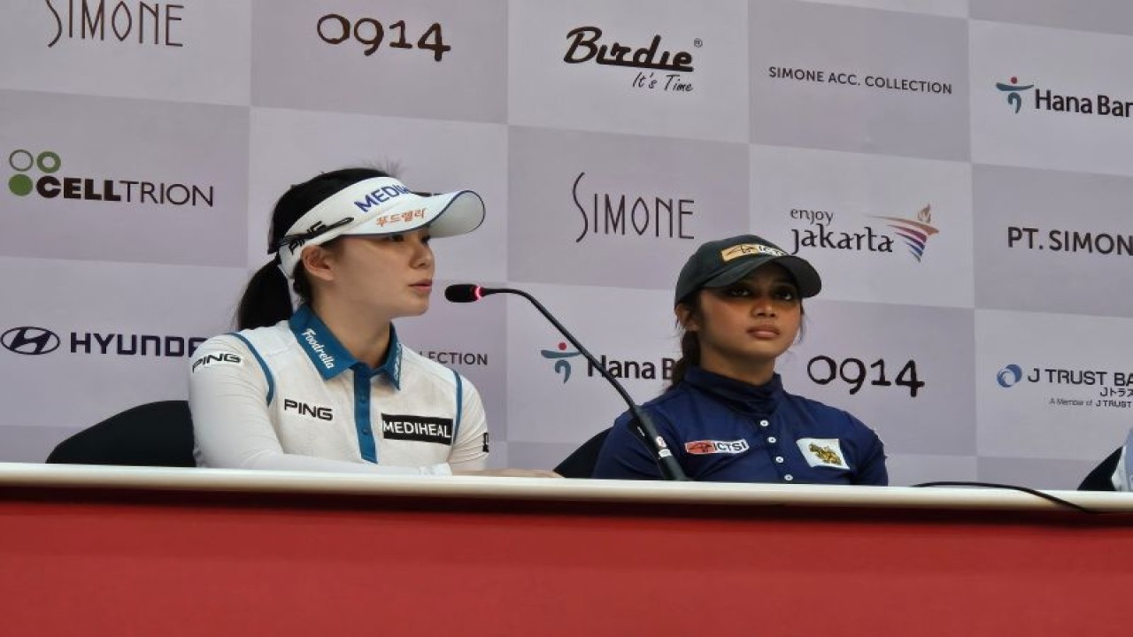 Pegolf Korea Selatan Kim Min Byeol (kiri) menjawab pertanyaan pewarta pada konferensi pers di Ballroom Pondok Indah Golf Course, Jakarta, Selasa (19/12/2023). (ANTARA/RAUF ADIPATI)