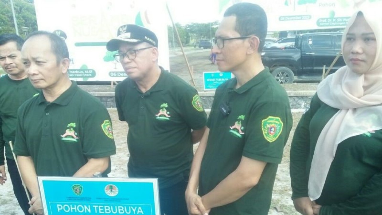 Staf Khusus Menteri Lingkungan Hidup dan Kehutanan Taruna Jaya (paling kiri) setelah menanam pohon di Penajam, Rabu (6/12) (ANTARA / M Ghofar)