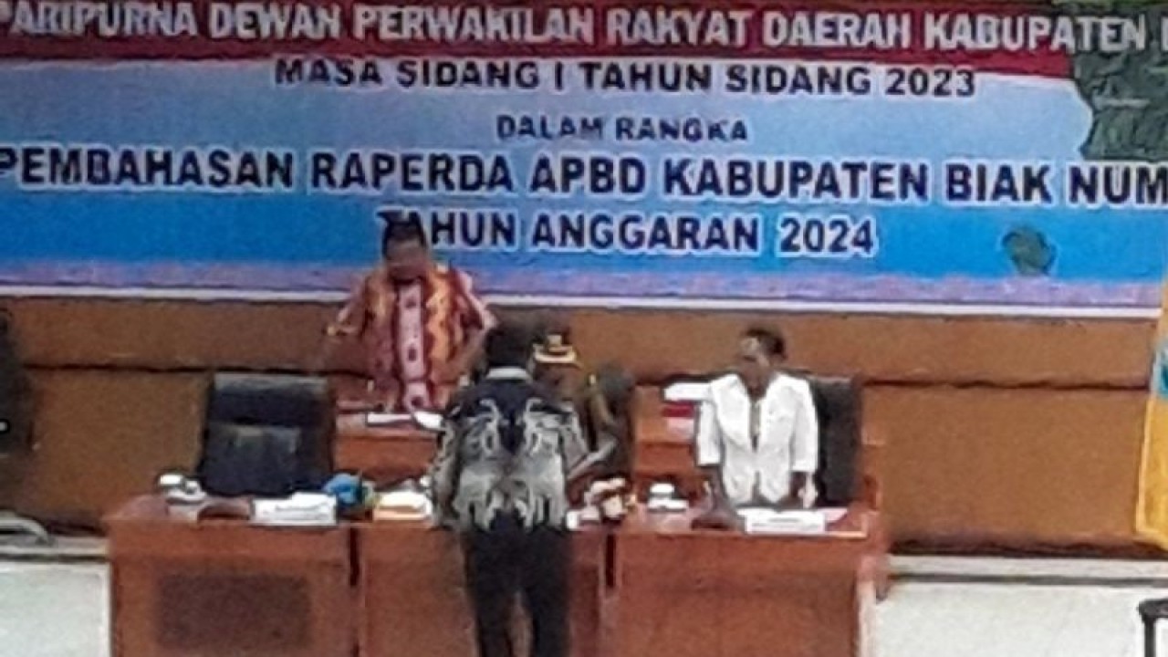 Wakil Ketua 1 Adrianus Mambobo dan Waket 2 Anneta Kbarek menerima pendapat akhir Fraksi Kebangkitan Bangsa dan Persatuan pada pembahasan sidang APBD 2024.ANTARA/Muhsidin