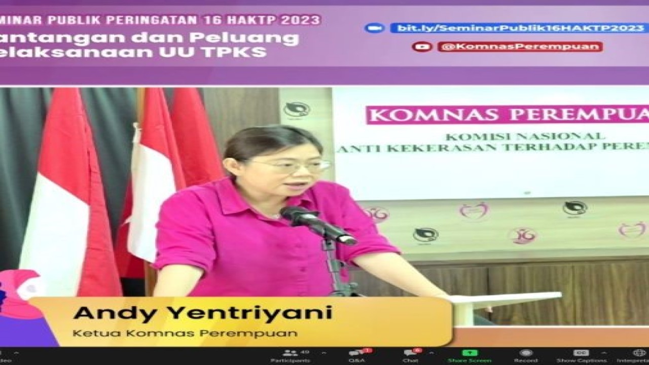 Ketua Komnas Perempuan Andy Yentriyani (kiri) dalam webinar bertajuk "Tantangan dan Peluang UU Tindak Pidana Kekerasan Seksual", di Jakarta, Rabu (6/12/2023). (ANTARA/ Anita Permata Dewi)
