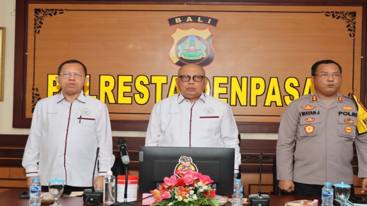 Anggota Komisi Kepolisian Nasional (Kompolnas) Republik Indonesia Drs. Pudji Hartanto Iskandar (tengah) dan Prof. Dr. Albertus Wahyurudhanto (paling kiri) melakukan pengecekan pengamanan Natal, Tahun Baru dan Pemilu 2024 di Polresta Denpasar, Senin ( 18/12/2023). ANTARA/HO-Humas Polresta Denpasar
