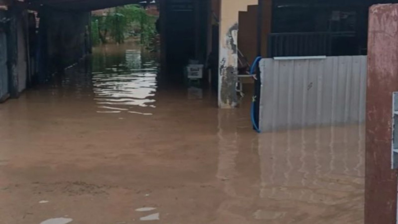 Kondisi banjir di Kabupaten Dompu, Nusa Tenggara Barat, Senin (4/12/203) sore (ANTARA/HO-Humas BPBD Dompu)