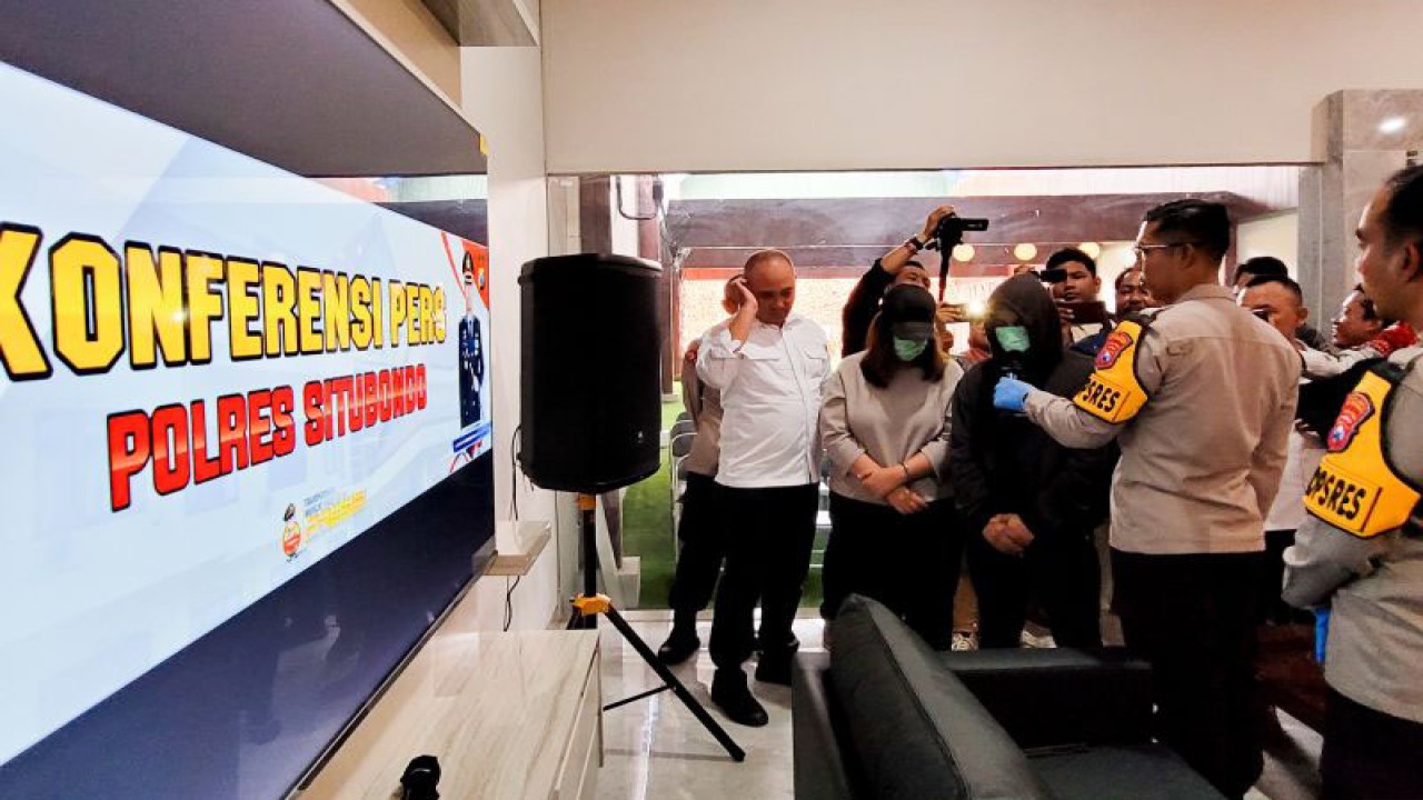 Konferensi pers oleh Kapolres Situbondo AKBP Dwi Sumrahadi Rakhmanto terkait penetapan tersangka germo prostitusi online. Senin (5/12/2023) ANTARA/Novi Husdinariyanto