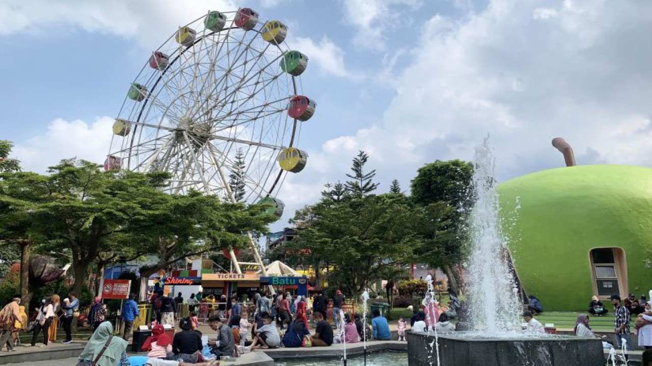 Ilustrasi - Wisatawan dan masyarakat berada di Alun-Alun Kota Batu, Jawa Timur. ANTARA/Vicki Febrianto