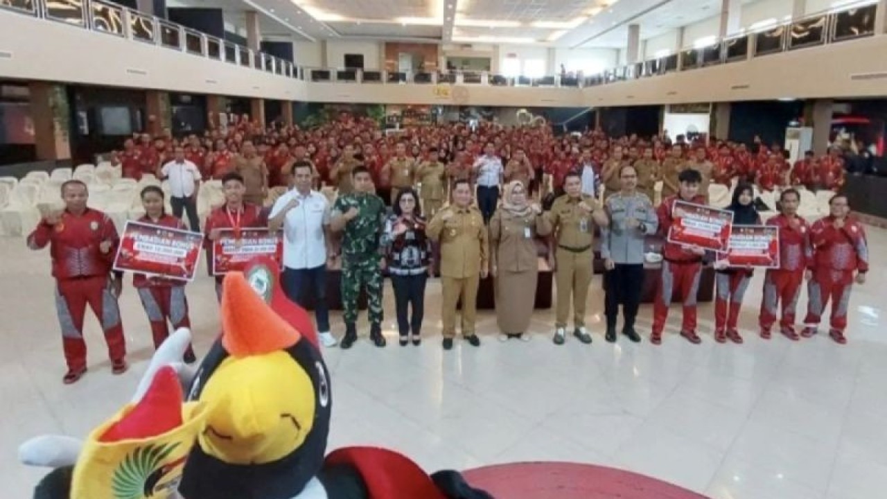 Bupati Halikinnor menyerahkan bonus secara simbolis kepada perwakilan atlet yang meraih medali pada Porprov XII Kalimantan Tengah di Sampit, Selasa (19/12/2023). (ANTARA/Norjani)
