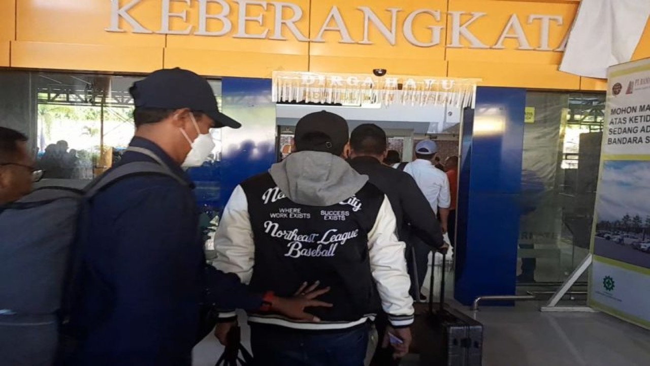 KPK menggiring tiga orang pejabat eselon II di lingkup Pemprov Malut ke Jakarta melalui Bandara Sultan Baabullah Ternate, sekitar pukul 07.15 Wit menggunakan Garuda Indonesia GA 649, Selasa (19/12/2023). ANTARA/HO-Harmoko Minggu (Abdul Fatah)