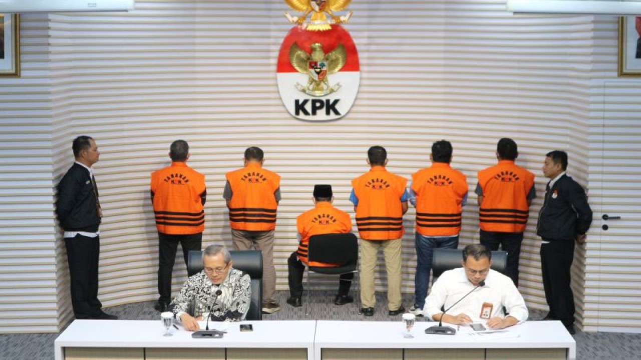 KPK menahan Gubernur Maluku Utara Abdul Ghani Kasuba (duduk) dan para tersangka lain dalam konferensi pers di Gedung Merah Putih KPK, Jakarta Selatan, Jakarta, Rabu (20/12/2023). (ANTARA/Fianda Sjofjan Rassat)