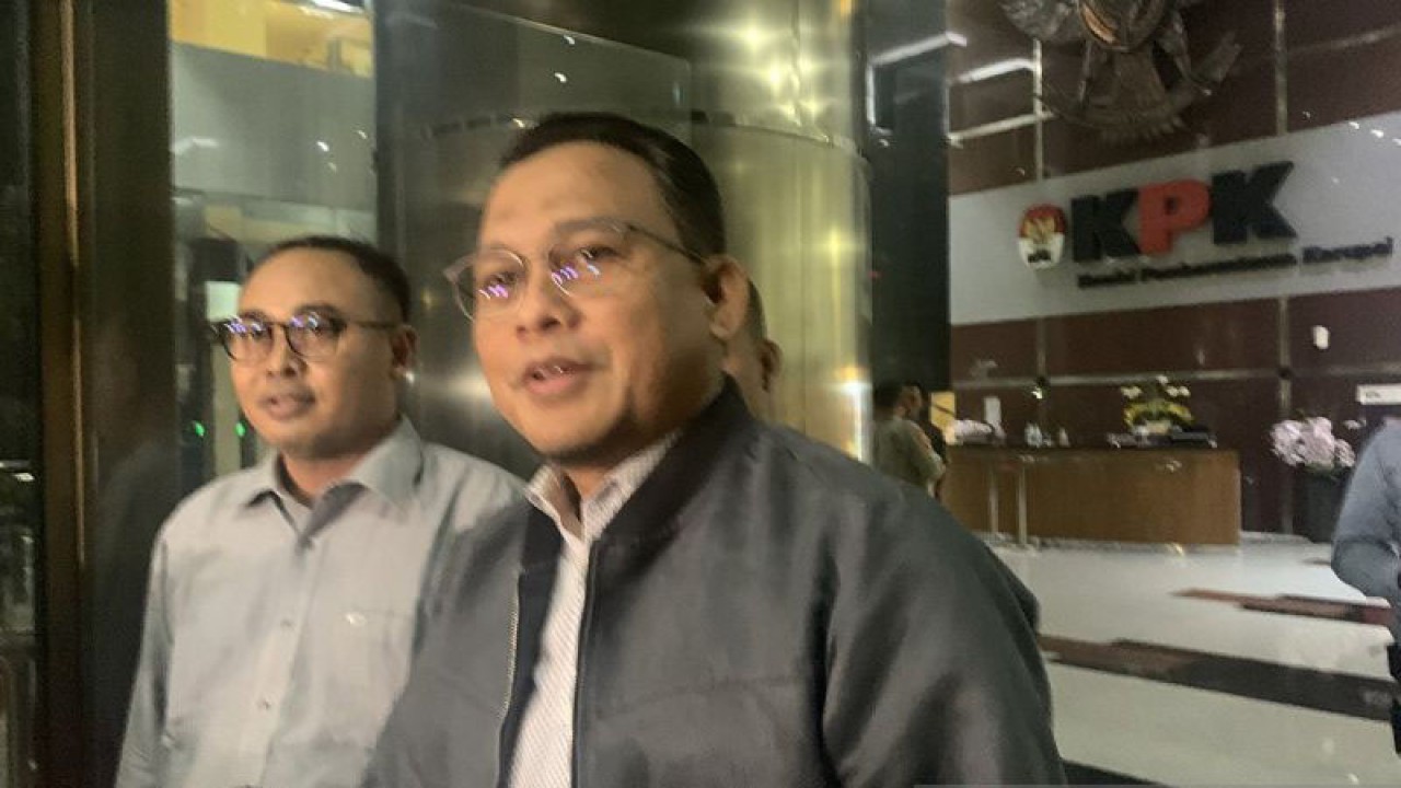 Arsip - Juru bicara KPK Ali Fikri memberi keterangan kepada awak media di Gedung KPK RI, Jakarta, Kamis (12/10/2023). ANTARA/Mario Sofia Nasution/aa.