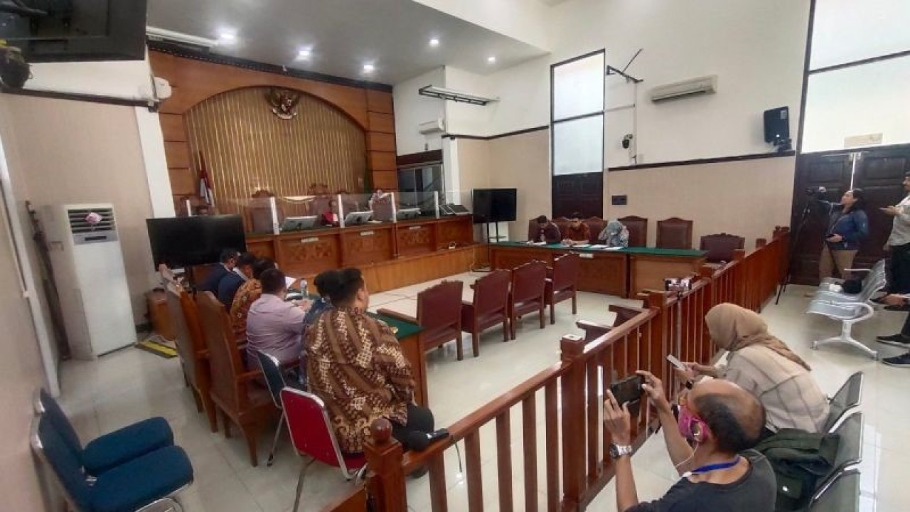 Suasana sidang lanjutan praperadilan mantan Wamenkumham Edward Omar Sharif Hiariej di Pengadilan Negeri Jakarta Selatan, Jakarta, Selasa (19/12/2023). ANTARA/Bayu Pratama Syahputra.