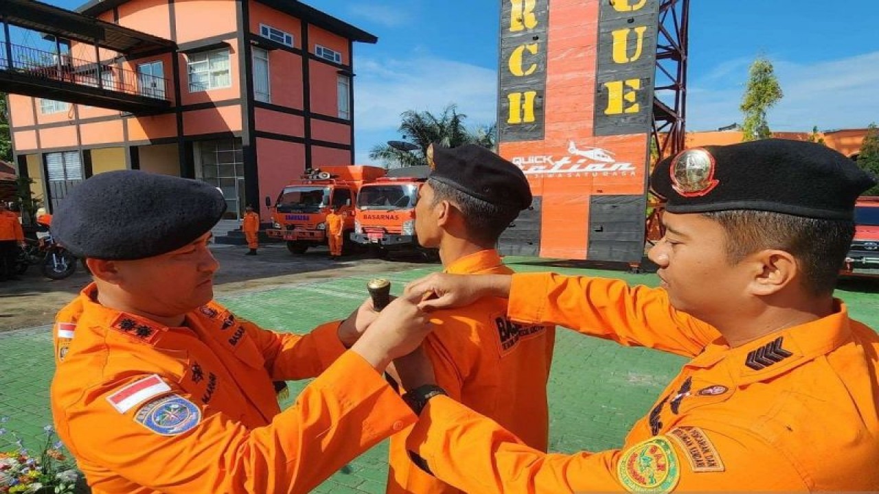 Kepala KPP Basarnas Kendari, Muhammad Arafah (kiri), saat memasang tanda vita pada salah satu petugas yang bertugas dalam siaga pengamanan Natal 2023 dan Tahun baru 2024. (Antara/HO-Humas SAR Kendari)