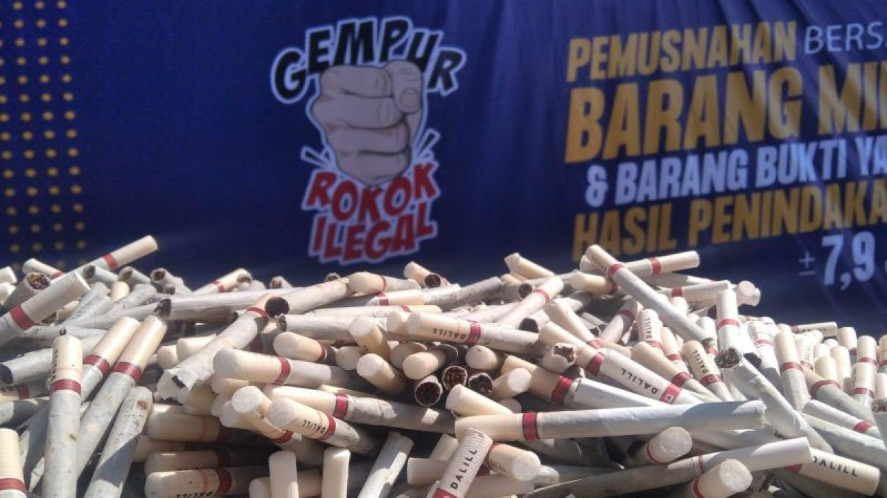 Rokok ilegal hasil penindakan tim KPPBC Tipe Madya Kudus, Jawa Tengah, Selasa (6/12/2023). ANTARA/Akhmad Nazaruddin Lathif.