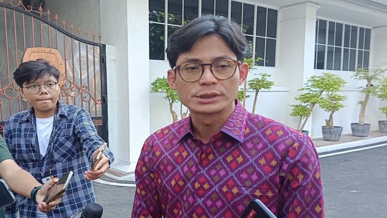 Anggota KPU August Mellaz memberikan keterangan pers di Kantor KPU, Jakarta, Rabu (29/11/2023). ANTARA/ Donny Aditra