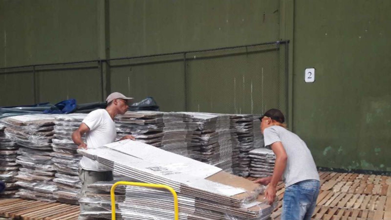 Pekerja sedang menata kotak suara yang masih dalam kemasan dalam gudang di KPU Temanggung. ANTARA/Heru Suyitno.