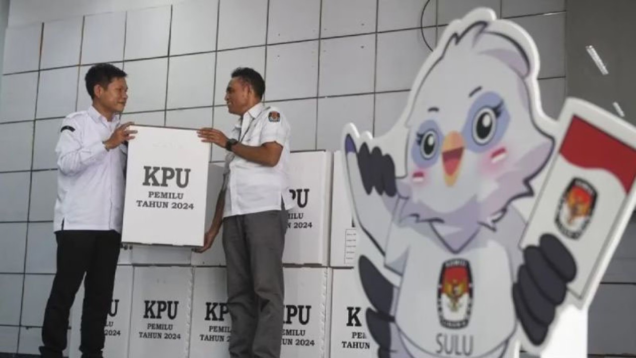 Ketua Komisi Pemilihan Umum (KPU) Kota Jakarta Pusat Efniadiyansyah (kiri) menyerahkan kotak suara Pemilu 2024 kepada salah satu stafnya di Gedung KPU Jakarta Pusat, Sawah Besar, Jakarta, Kamis (2/11/2023). ANTARA FOTO/Aditya Pradana Putra/rwa.