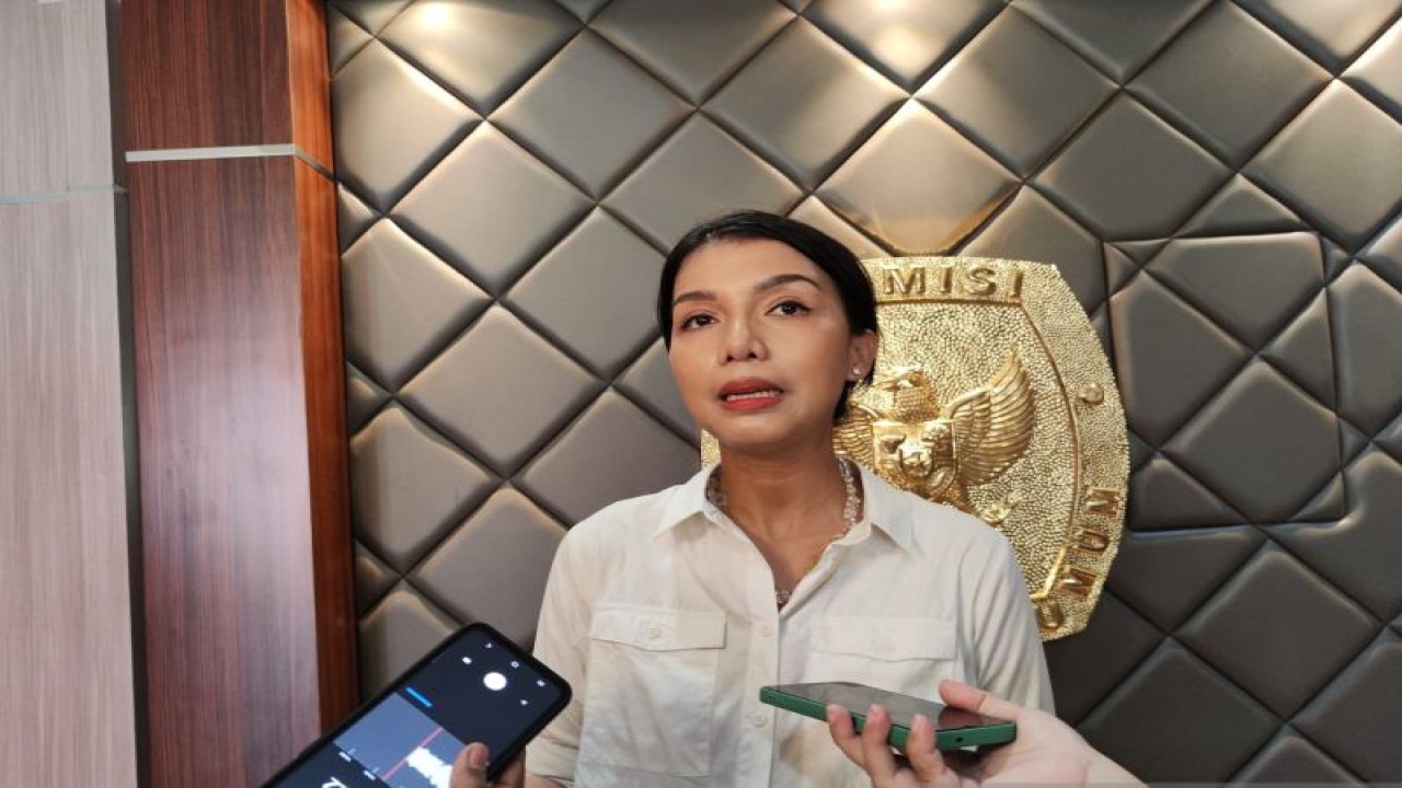 Arsip foto Ketua Divisi Sosialisasi, Pendidikan Pemilih dan Partisipasi Masyarakat KPU Provinsi DKI Jakarta Astri Megatari di KPU Jakarta Timur, Senin (18/12/2023). ANTARA/Mentari Dwi Gayati