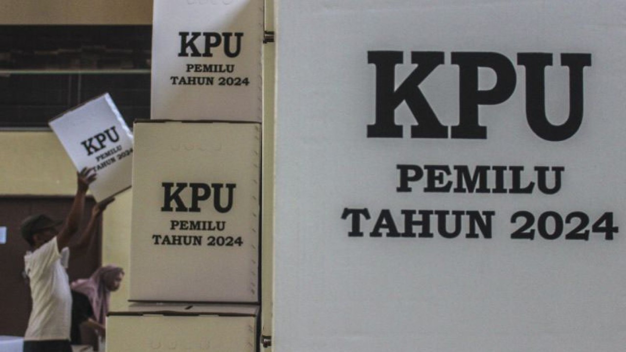 Pekerja menyusun kotak suara di GOR Tanah Abang, Jakarta, Minggu (24/12/2024). ANTARA FOTO/Muhammad Ramdan/Ak/YU (ANTARA FOTO/MUHAMMAD RAMDAN)