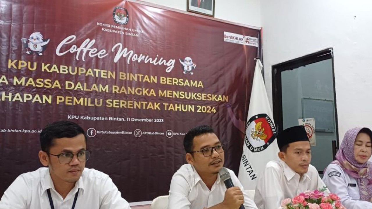 KPU Bintan, Kepri, melaksanakan sosialisasi Pemilu 2024 bersama media massa di kantor KPU setempat, Senin (11/12/2023). (Ogen)