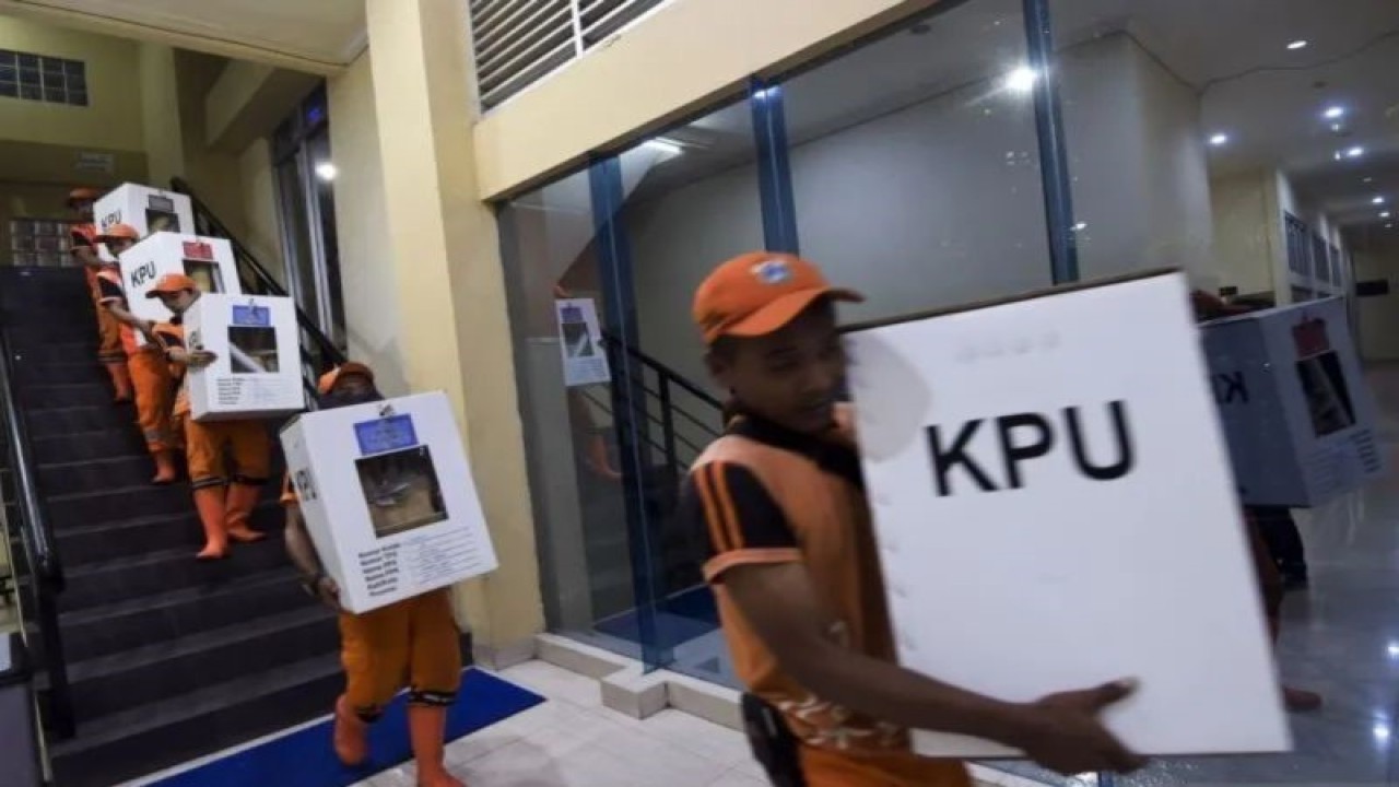 Arsip foto - Petugas mengangkut logistik Pemilu yang akan didistribusikan ke kelurahan di gudang logistik KPU Jakarta Pusat, GOR Tanah Abang, Jakarta, Senin. ANTARA FOTO/Galih Pradipta/pras.