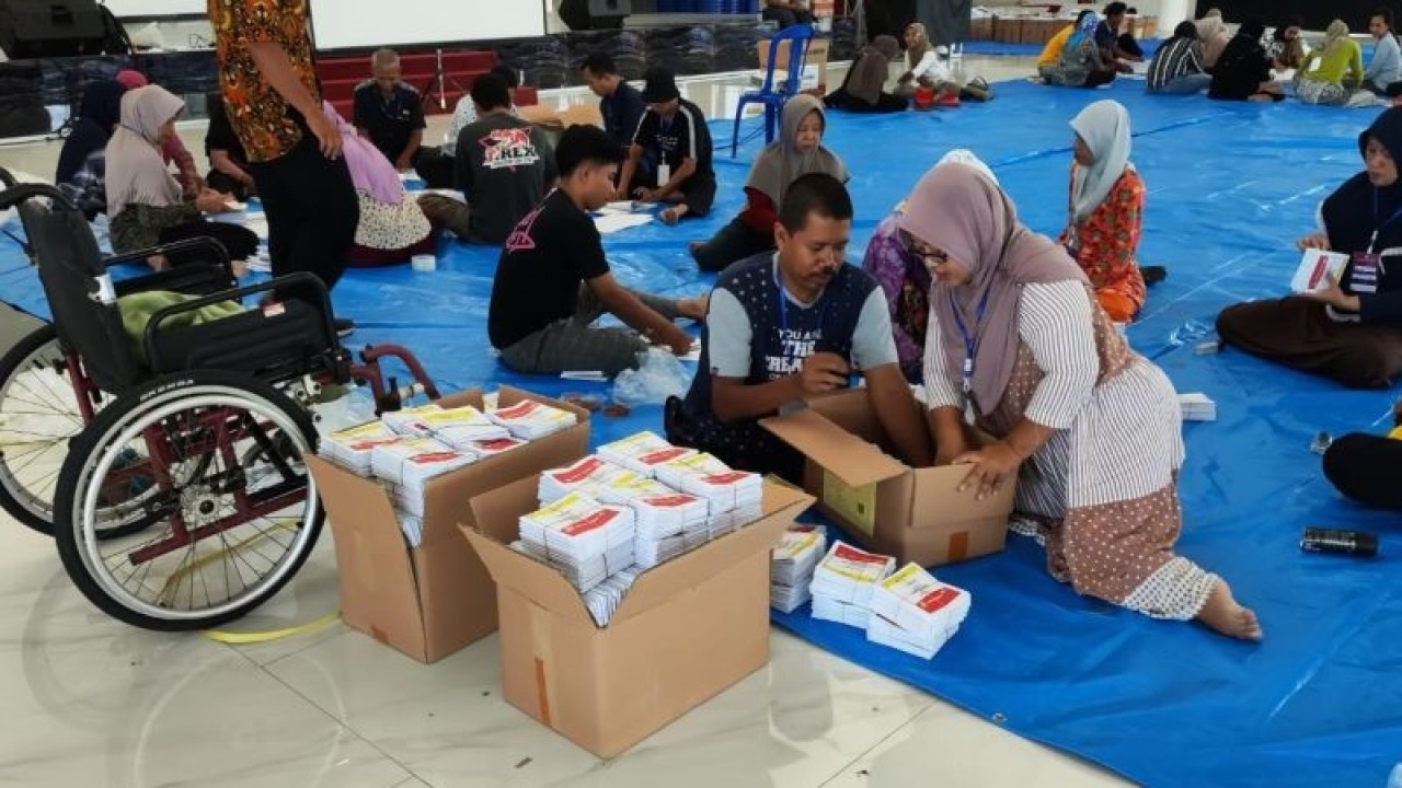 Proses sortir surat suara Pemilu 2024 di auditorium Universitas Muhammadiyah Kudus, Jawa Tengah, Jumat (22/12/2023). ANTARA/Akhmad Nazaruddin Lathif