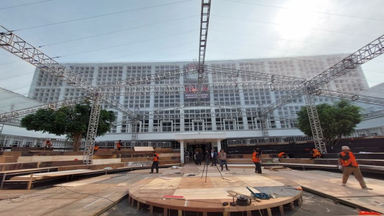 Pekerja tengah mempersiapkan area lokasi di debat perdana di Kantor KPU RI, Jakarta, Sabtu (9/12/2023). ANTARA/Muhammad Ramdan