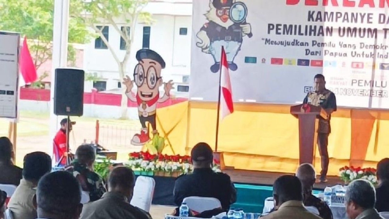 Ketua KPU Biak Matheus G.Ronsumbre memberikan pengarahan pada deklarasi kampanye damai Pemilu 2024 diselenggarakan Bawaslu.ANTARA/Muhsidin.