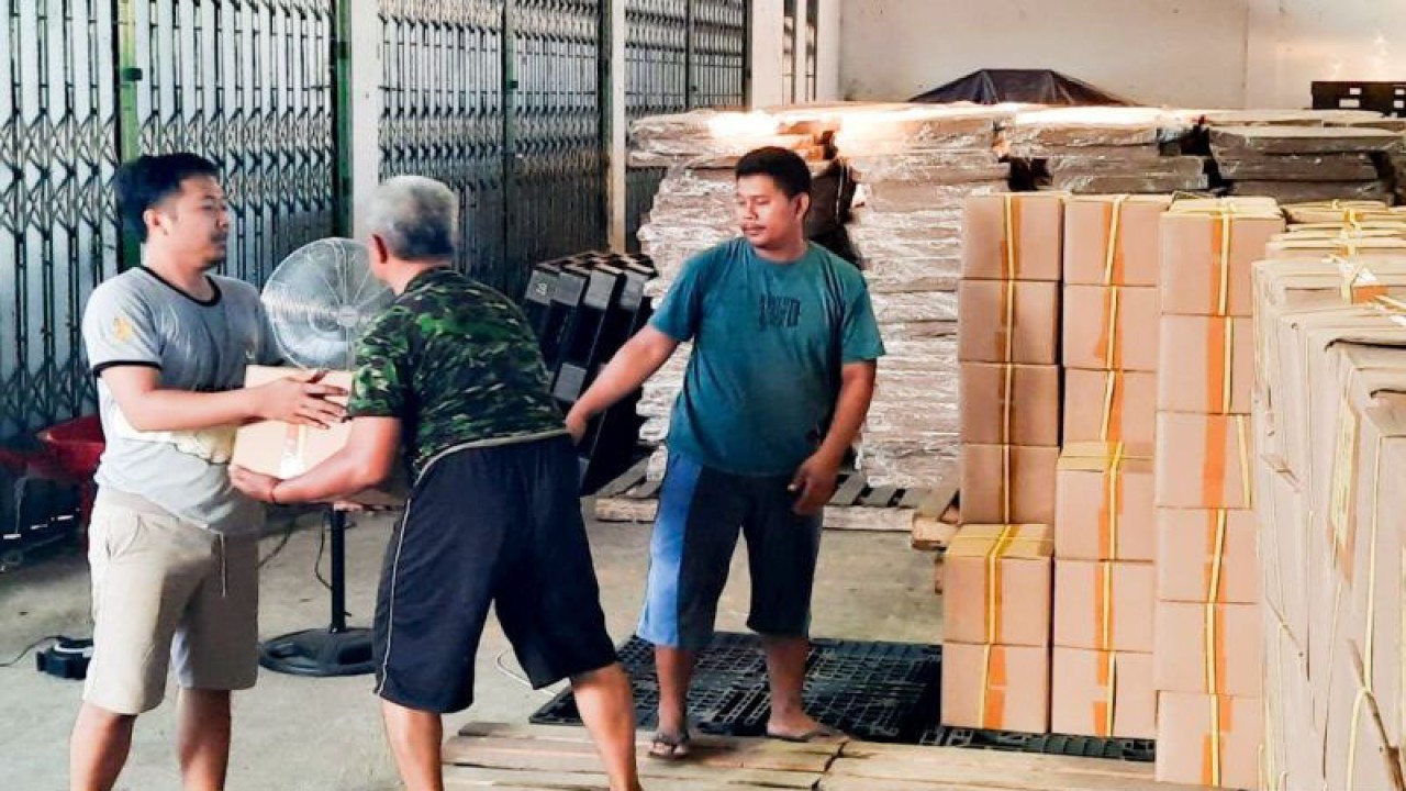 Petugas KPU Situbondo, Jawa Timur, menyimpan surat suara tahap pertama DPR RI dapil III Jatim. ANTARA/Novi Husdinariyanto