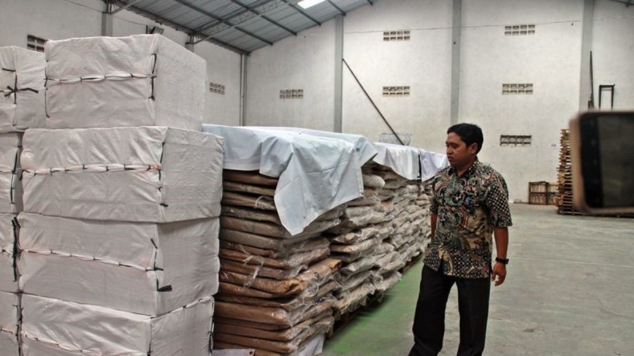 Ketua KPU Kota Surakarta Bambang Christanto saat mengecek logistik di gudang KPU Surakarta, Rabu (6/12/2023). ANTARA/Bambang Dwi Marwoto.